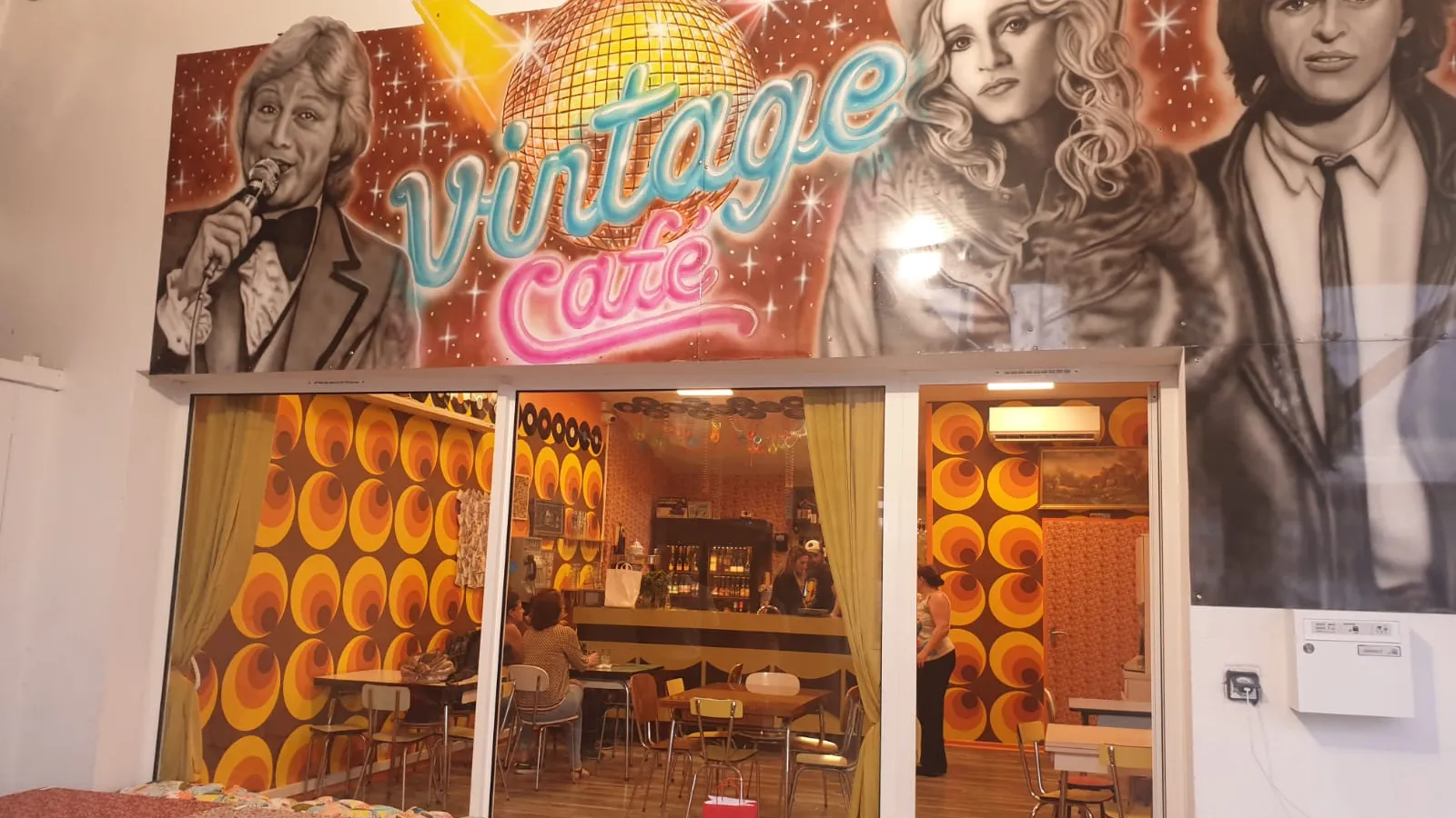 VINTAGE CAFE